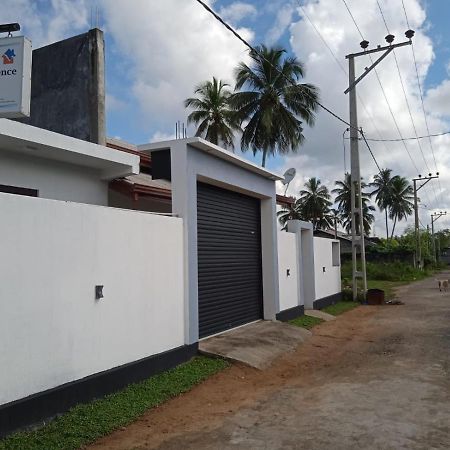 Queens Airport Residence Negombo Esterno foto