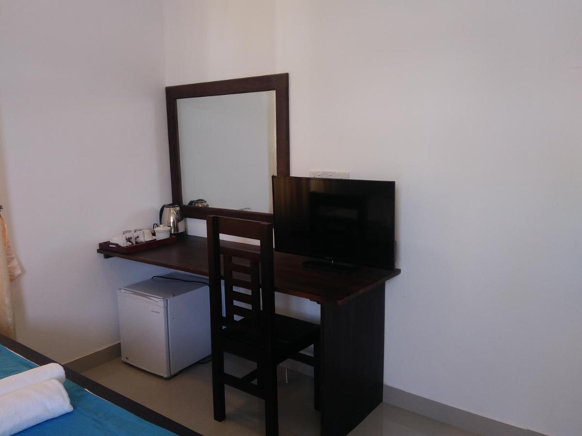 Queens Airport Residence Negombo Esterno foto