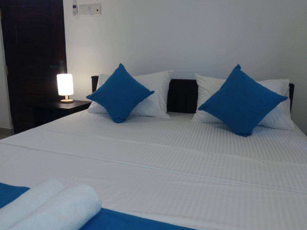 Queens Airport Residence Negombo Esterno foto
