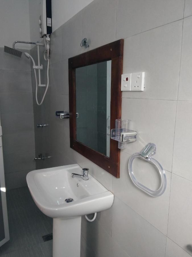 Queens Airport Residence Negombo Esterno foto