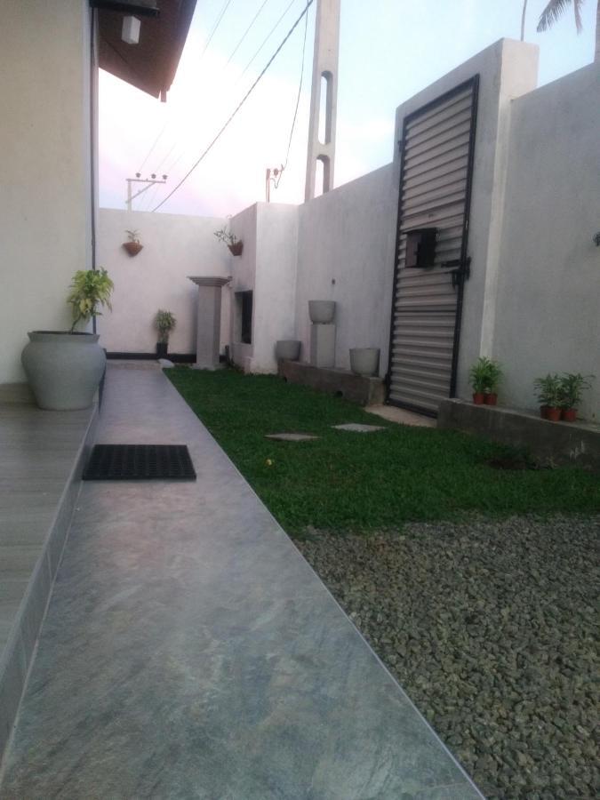 Queens Airport Residence Negombo Esterno foto
